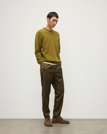 MENS RORY CREW CLASSIC JUMPER GREEN 100% CASHMERE BY JOHNSTONS OF ELGIN, OVER A WHITE T-SHIRT WITH OLIVE GREEN TROUSERS KAP05471SC4719