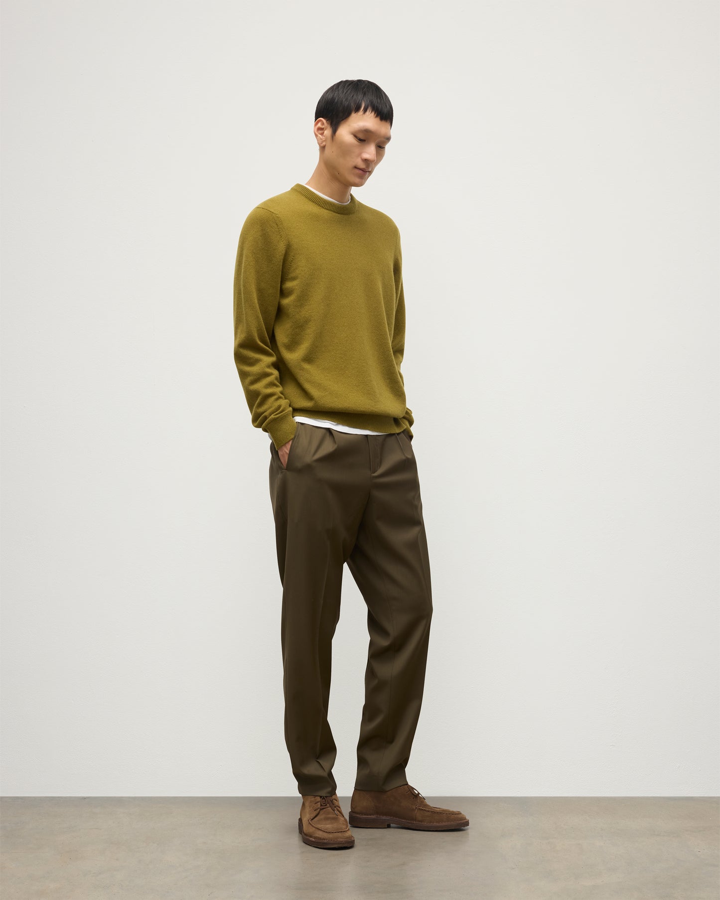 MENS RORY CREW CLASSIC JUMPER GREEN 100% CASHMERE BY JOHNSTONS OF ELGIN, OVER A WHITE T-SHIRT WITH OLIVE GREEN TROUSERS KAP05471SC4719
