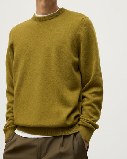 MENS RORY CREW CLASSIC JUMPER GREEN 100% CASHMERE BY JOHNSTONS OF ELGIN, OVER A WHITE T-SHIRT KAP05471SC4719