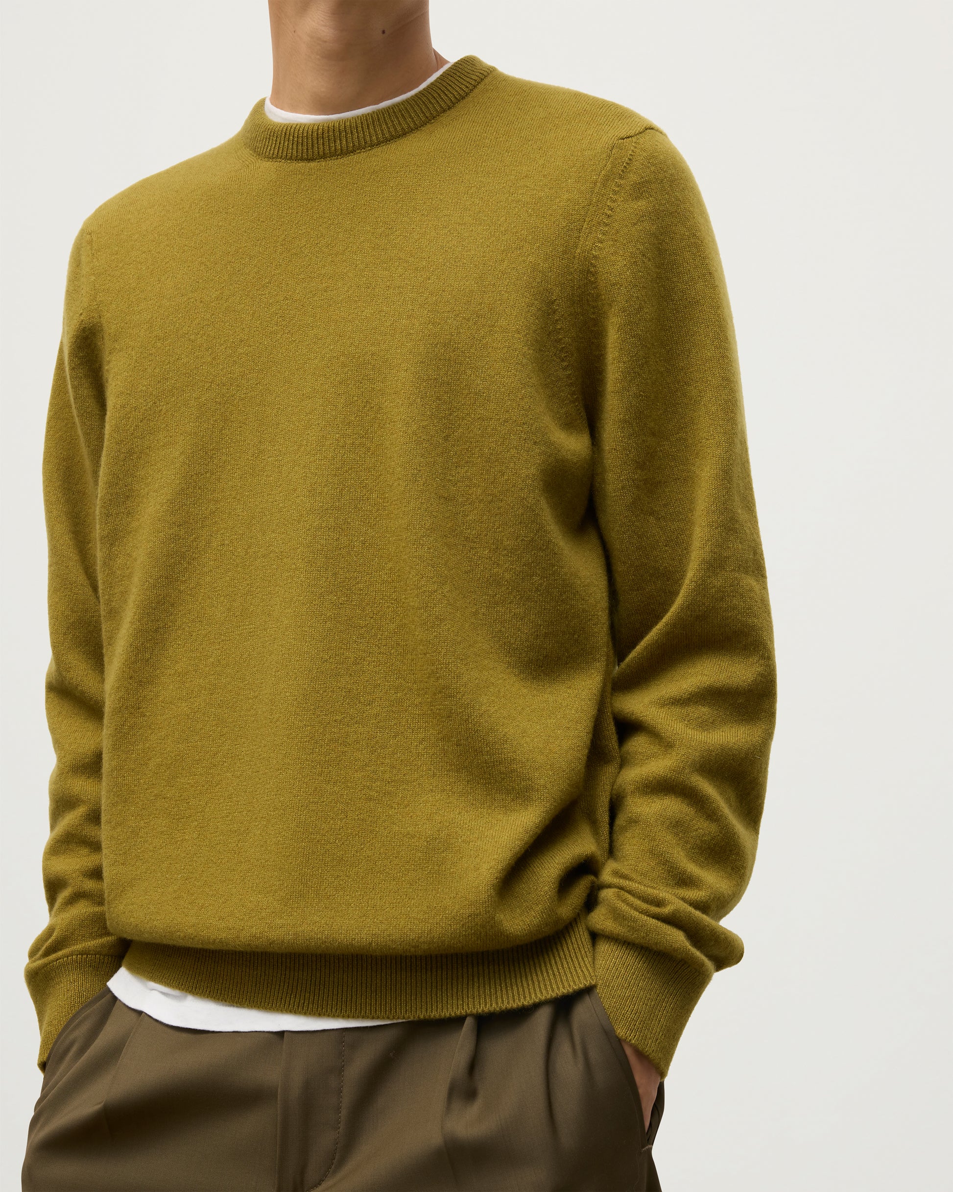 MENS RORY CREW CLASSIC JUMPER GREEN 100% CASHMERE BY JOHNSTONS OF ELGIN, OVER A WHITE T-SHIRT KAP05471SC4719