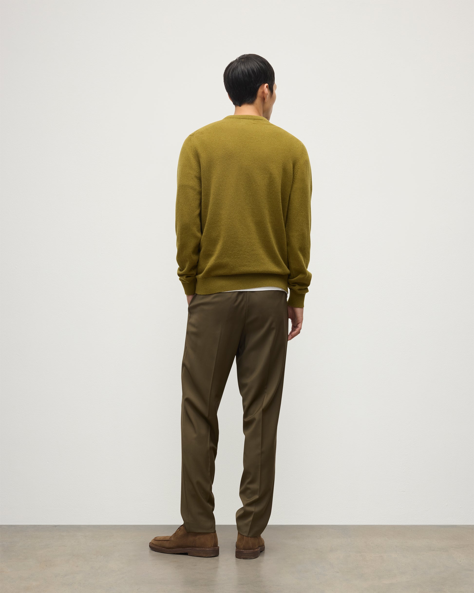 MENS RORY CREW CLASSIC JUMPER GREEN 100% CASHMERE BY JOHNSTONS OF ELGIN, OVER A WHITE T-SHIRT WITH OLIVE GREEN TROUSERS KAP05471SC4719