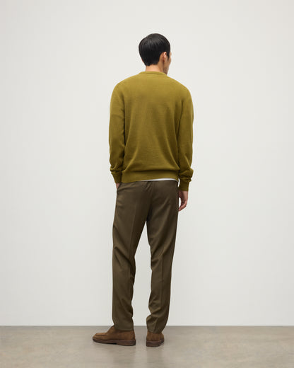 MENS RORY CREW CLASSIC JUMPER GREEN 100% CASHMERE BY JOHNSTONS OF ELGIN, OVER A WHITE T-SHIRT WITH OLIVE GREEN TROUSERS KAP05471SC4719