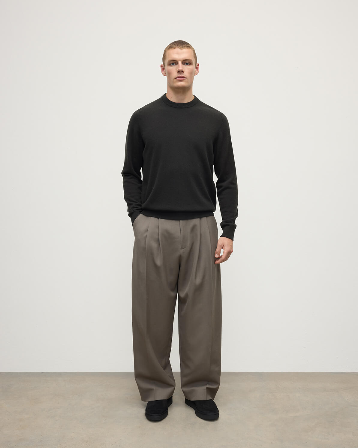 Johnstons of Elgin AW25 Men's Knitwear Icon Classic Cashmere Dark Grey Round Neck Jumper KAP05471SC7330