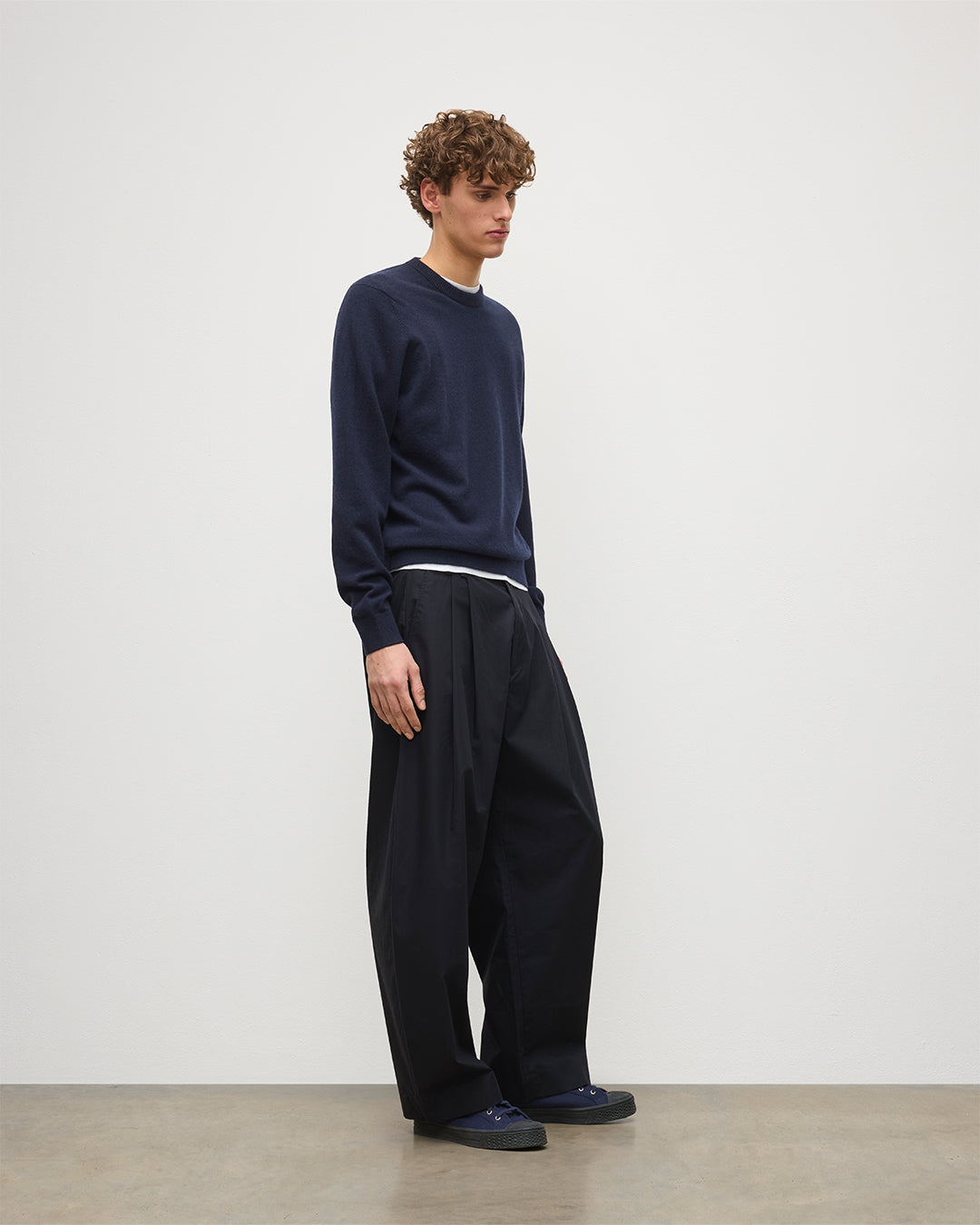 Johnstons of Elgin Men's Knitwear Dark Navy Classic Cashmere Navy Round Neck Jumper KAP05471SD7666