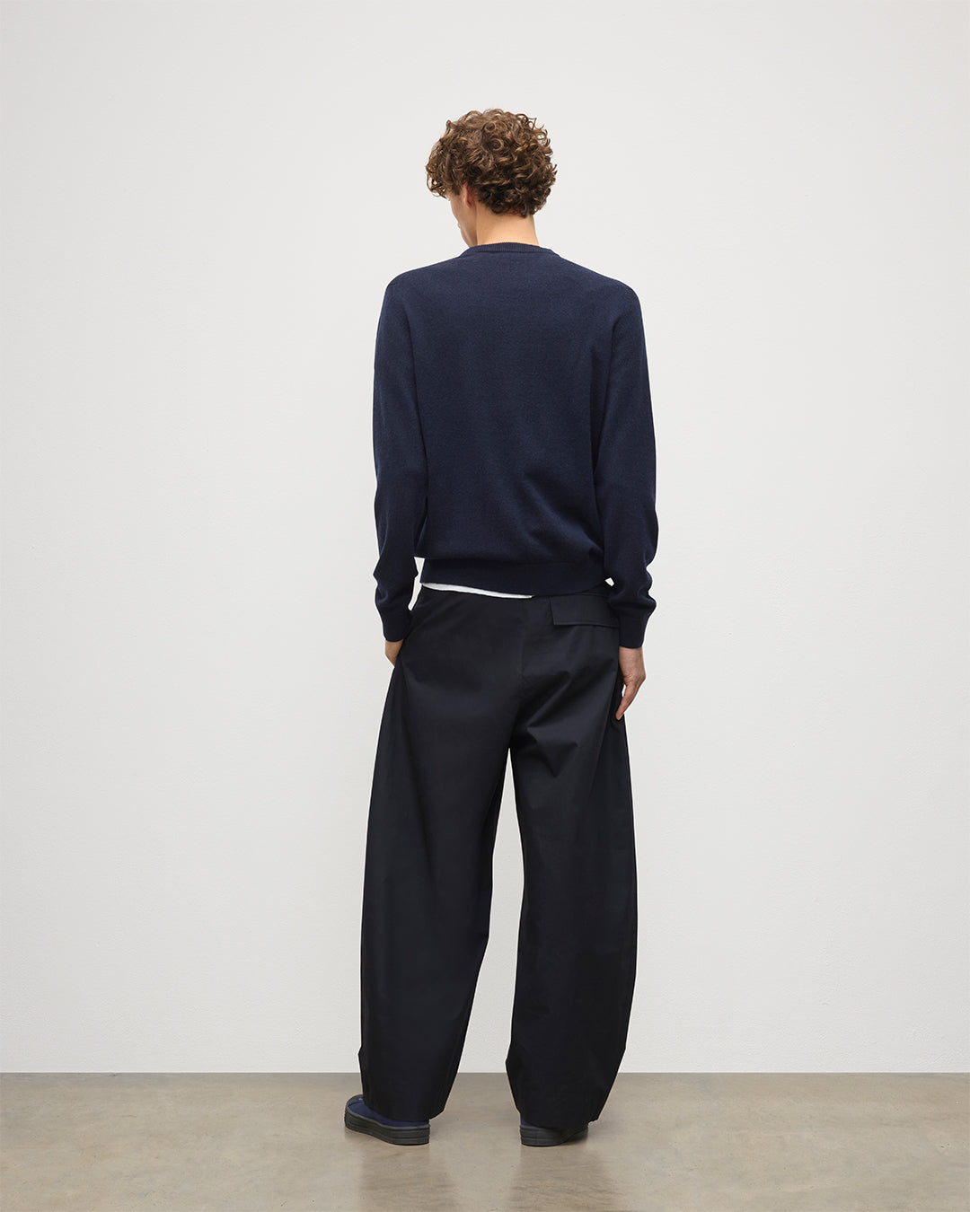 Johnstons of Elgin Men's Knitwear Dark Navy Classic Cashmere Navy Round Neck Jumper KAP05471SD7666