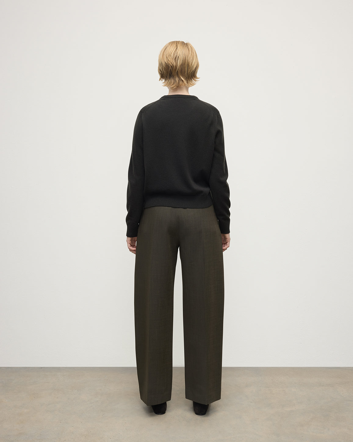 Johnstons of Elgin Women's Cashmere Dark Grey Round Neck Sweater KAP05572SC7330