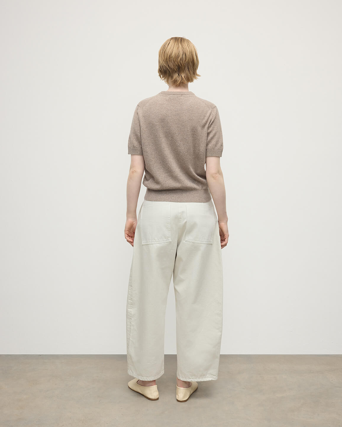 Model wears Johnstons of Elgin AW25 Women's Knitwear Ash Classic Cashmere Brown T-shirt Back KAP05574HB4334