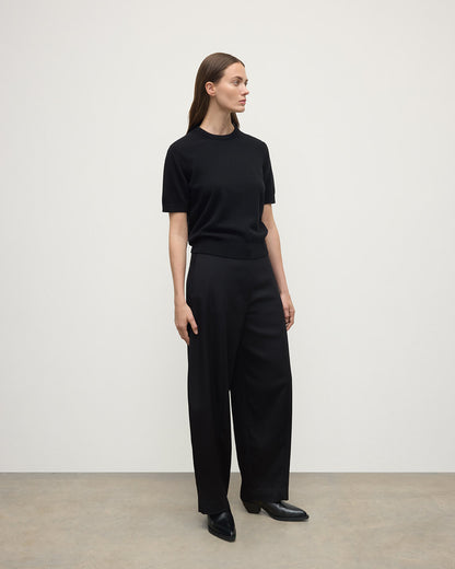 Model wearing Johnstons of Elgin AW25 Women's Knitwear Black Classic Cashmere Black T-shirt Side KAP05574SA7210