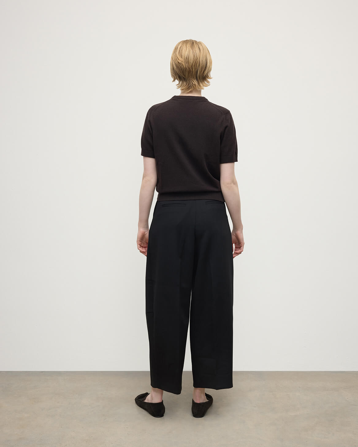 Model wearing Johnstons of Elgin AW25 Women's Knitwear Molasses Classic Cashmere Brown T-shirt Back KAP05574SB7290