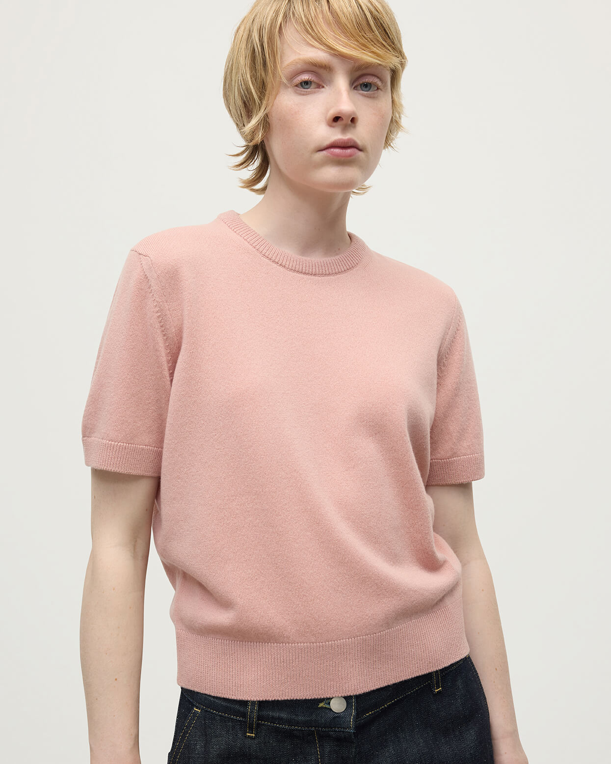 Model wearing Johnstons of Elgin AW25 Women's Knitwear Nude Classic Cashmere Pink T-shirt Details KAP05574SE0740