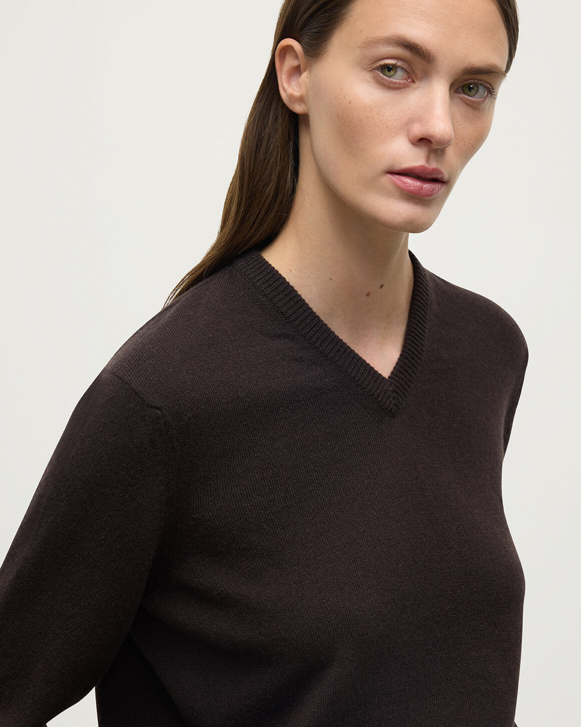 Women's Classic Dark Brown Cashmere V Neck Jumper – Johnstons of Elgin