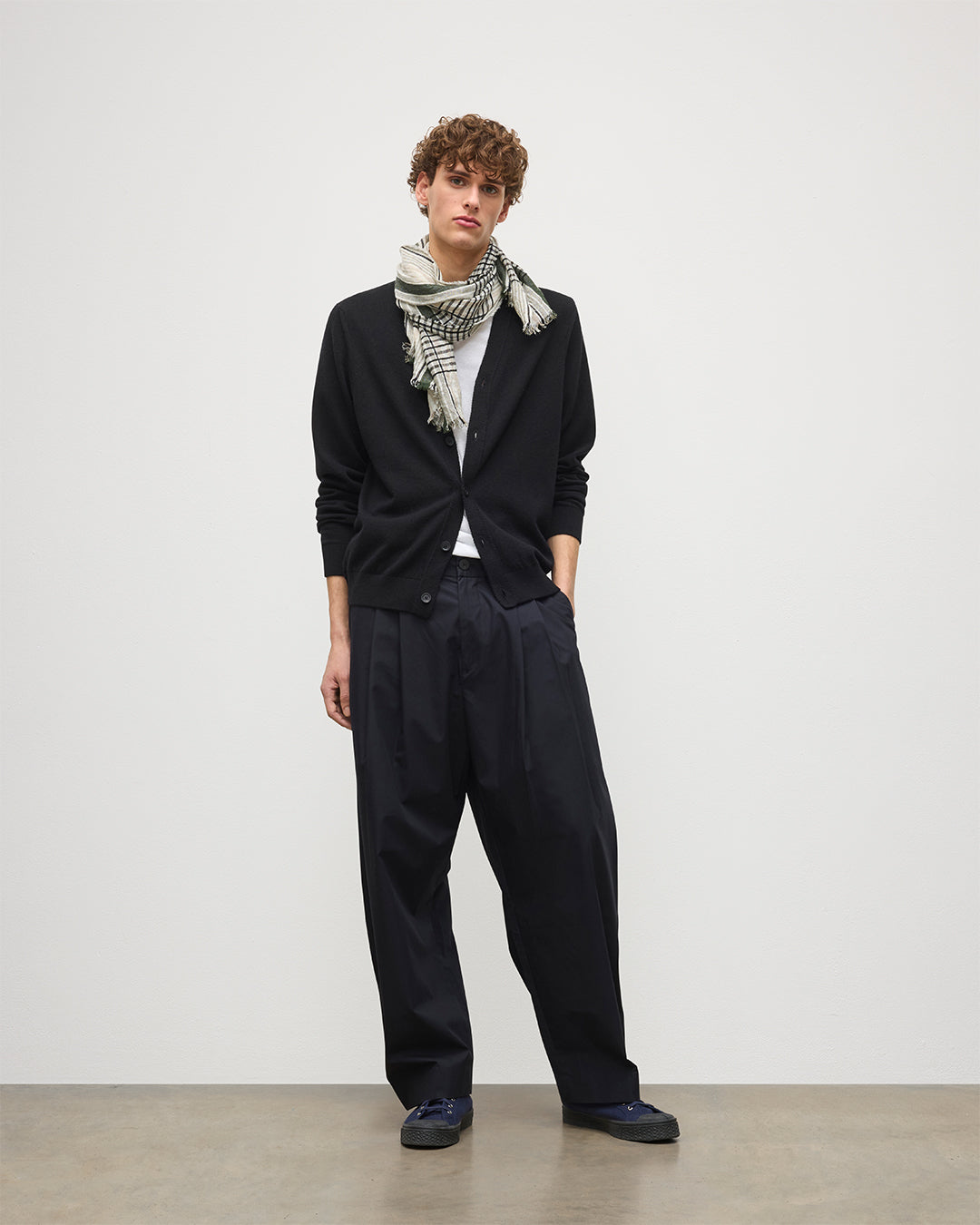 ブラック・クラシック・カシミヤVネック・カーディガン｜メンズ