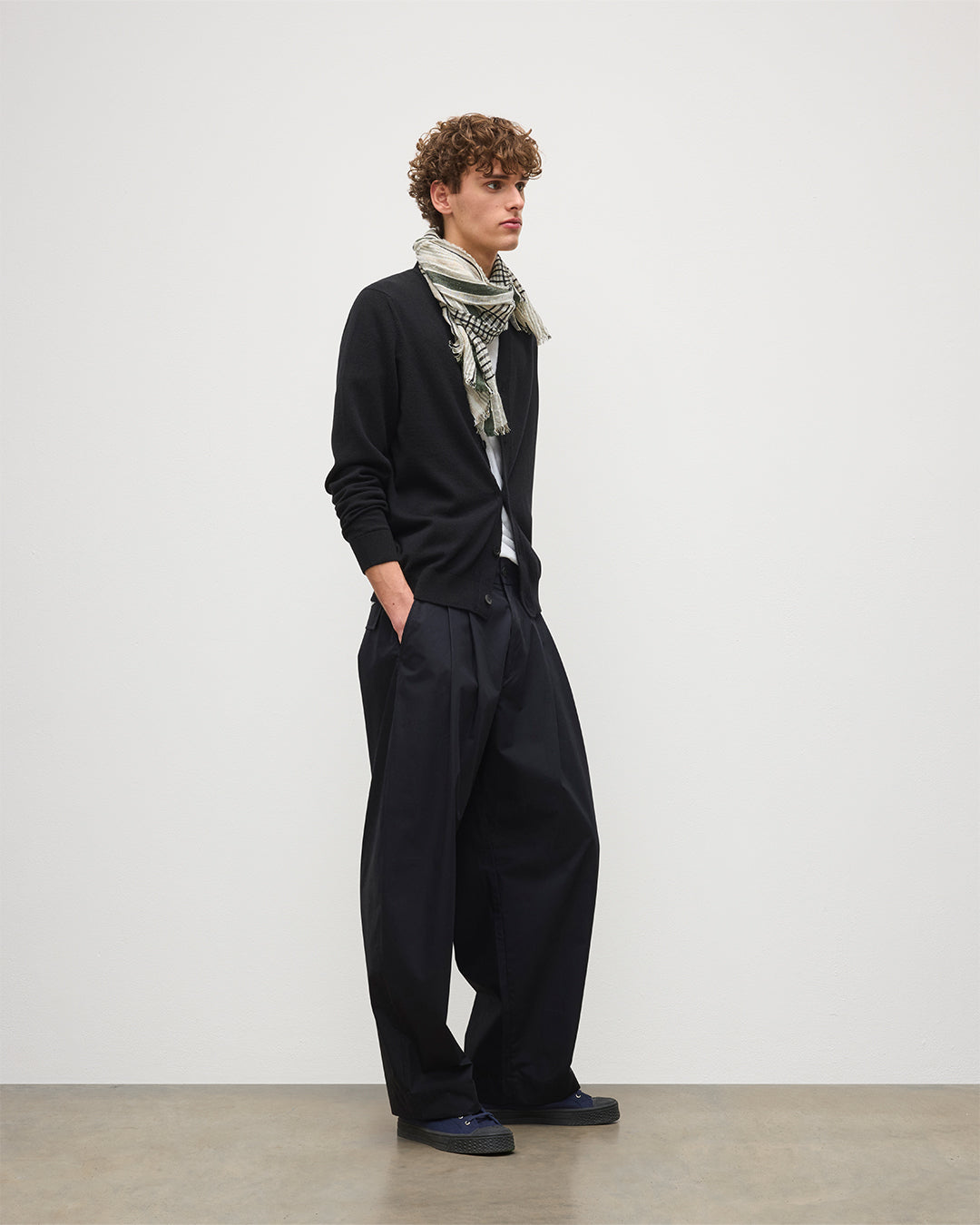 ブラック・クラシック・カシミヤVネック・カーディガン｜メンズ