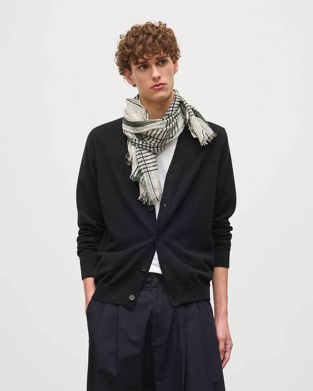 ブラック・クラシック・カシミヤVネック・カーディガン｜メンズ