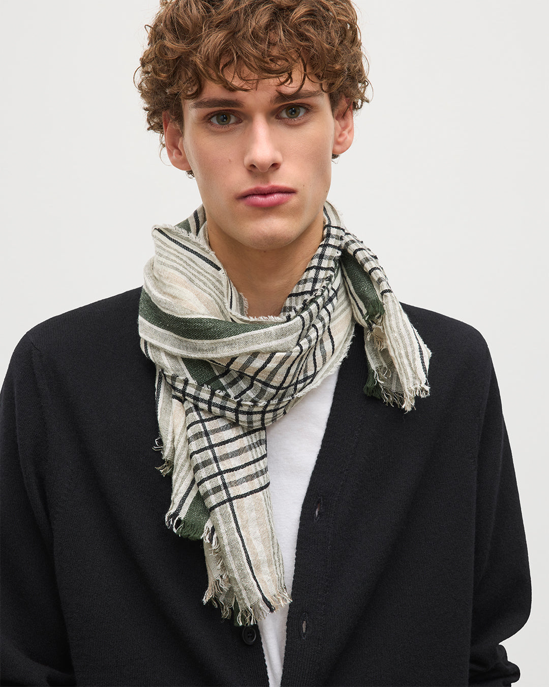 ブラック・クラシック・カシミヤVネック・カーディガン｜メンズ