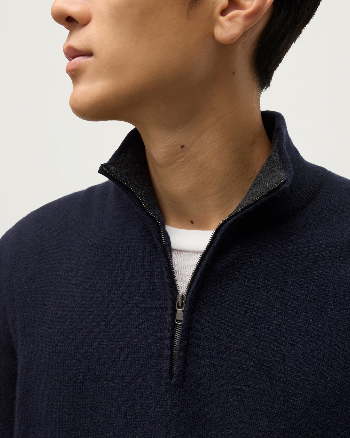 MODEL WEARS JOHNSTONS OF ELGIN MENS RORY CLASSIC HALF ZIP SWEATER CONTRAST TRIM NAVY & CHARCOAL 100% CASHMERE, OVER A WHITE T-SHIRT KAP05577Q26187