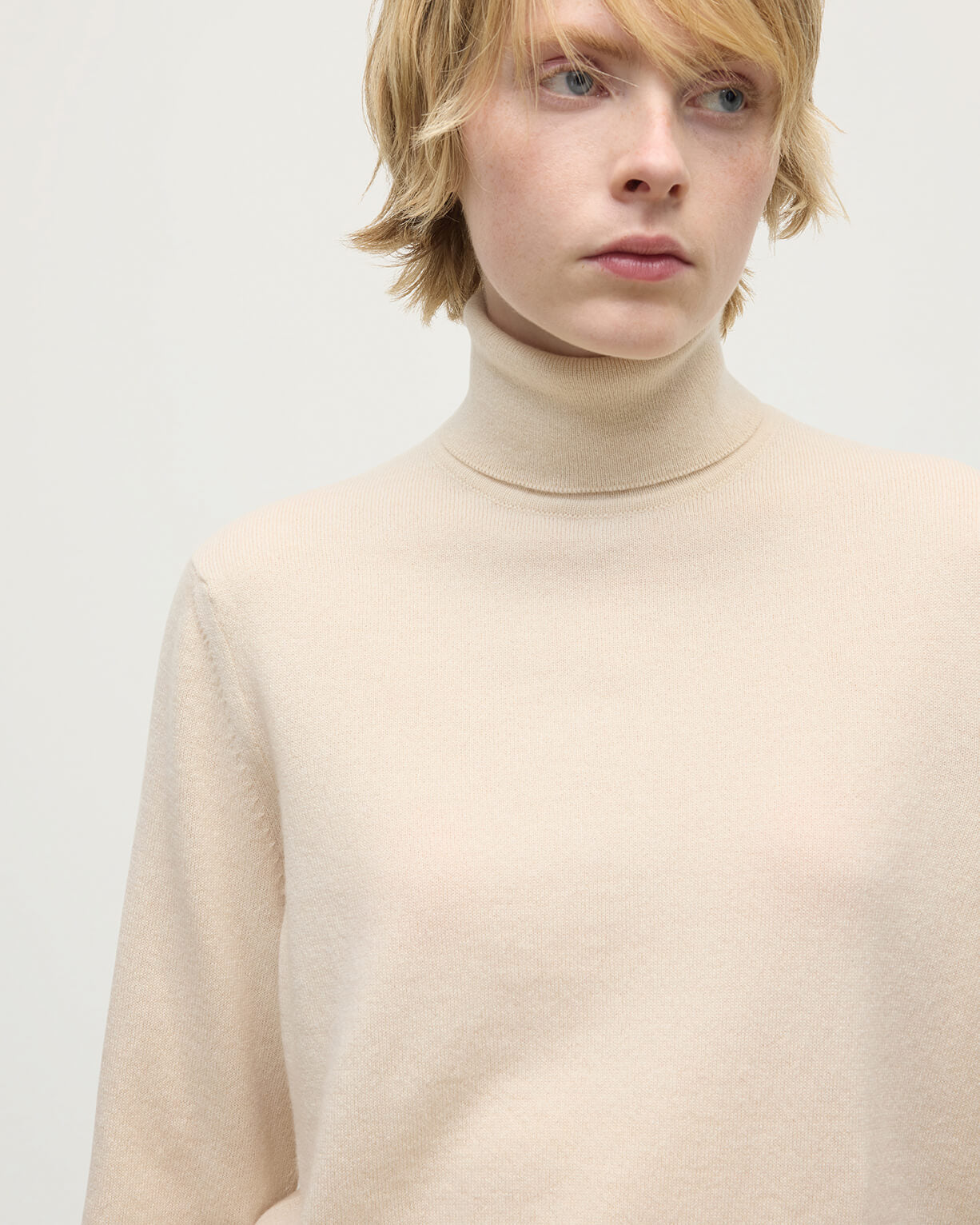 Johnstons of Elgin AW25 Women's Knitwear Champagne Classic Cashmere Cream Roll Neck Jumper KAP05584SA0502