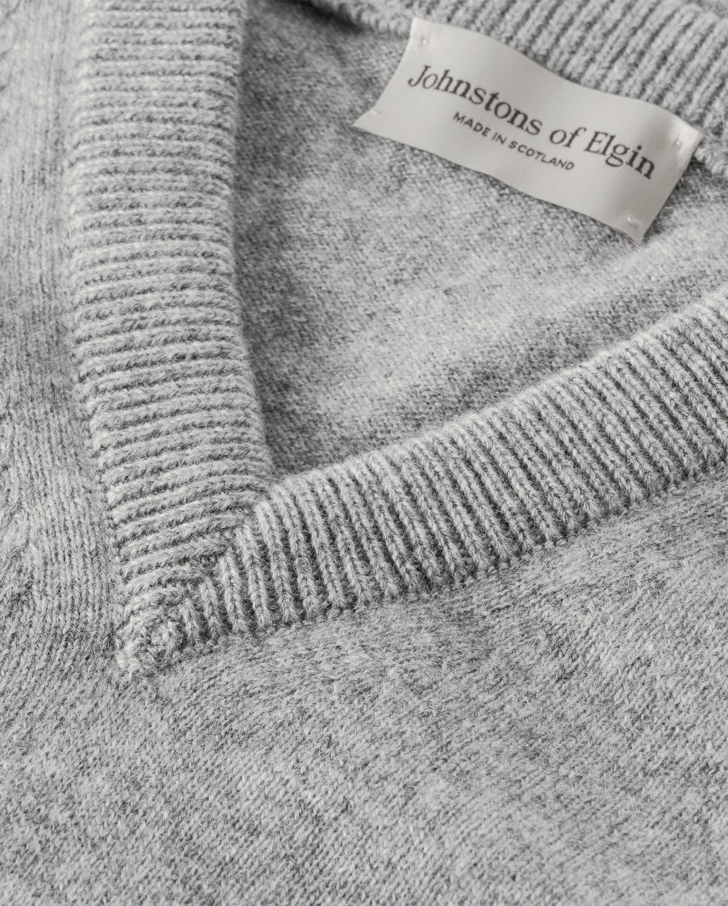 JOHNSTONS OF ELGIN MENS RORY VEE NECK CLASSIC JUMPER 100% CASHMERE KAP05594HA0400