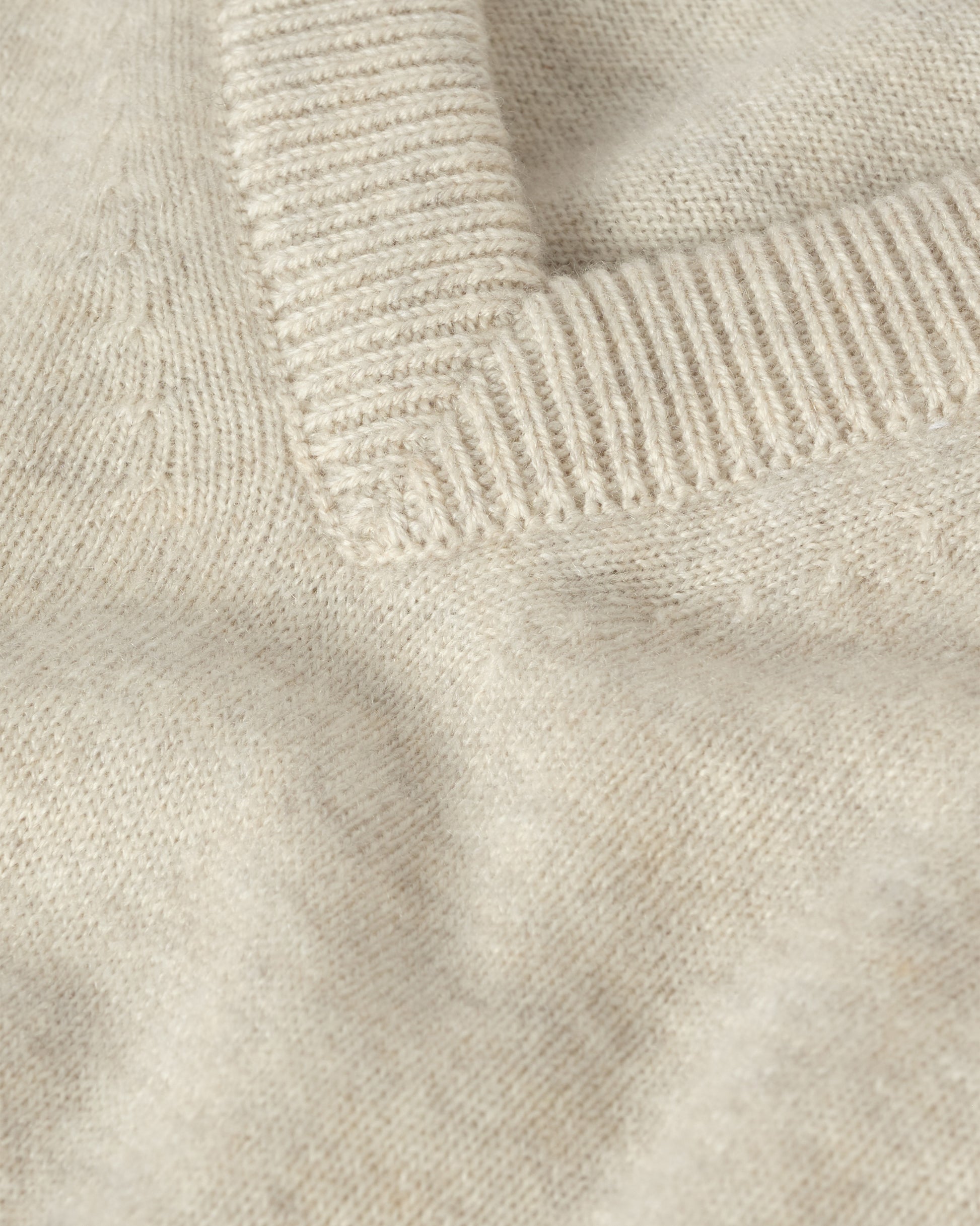 JOHNSTONS OF ELGIN MENS RORY VEE NECK CLASSIC JUMPER NATURAL 100% CASHMERE KAP05594HA0402