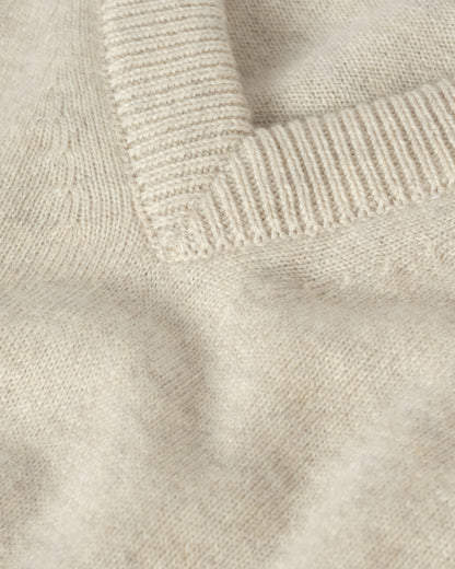 JOHNSTONS OF ELGIN MENS RORY VEE NECK CLASSIC JUMPER NATURAL 100% CASHMERE KAP05594HA0402