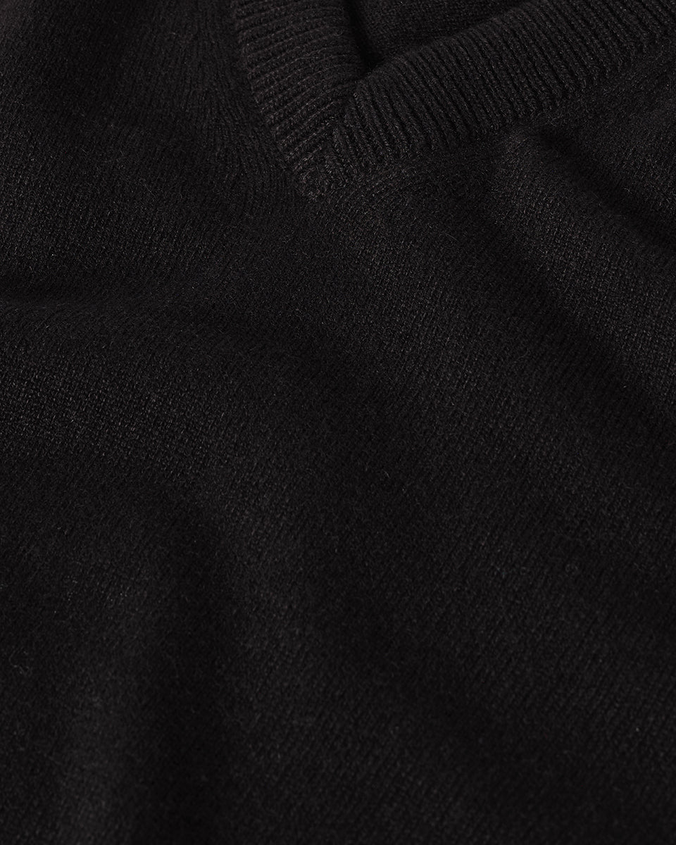 Johnstons of Elgin AW25 Men's Knitwear Black Classic Cashmere Black V Neck KAP05594SA7210