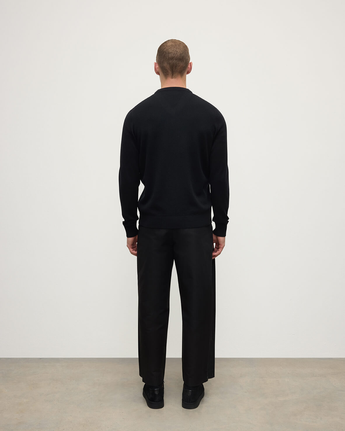 Johnstons of Elgin AW25 Men's Knitwear Black Classic Cashmere Black V Neck KAP05594SA7210