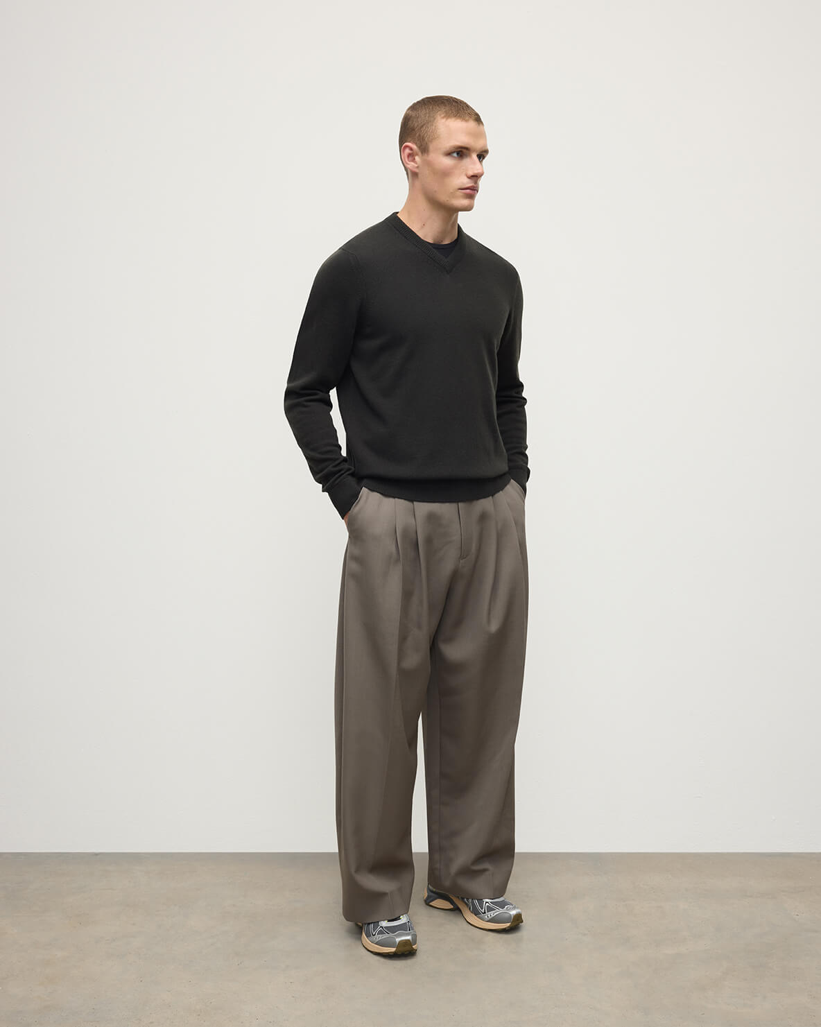 Johnstons of Elgin AW25 Men's Knitwear Icon Classic Cashmere Dark Grey V Neck KAP05594SC7330