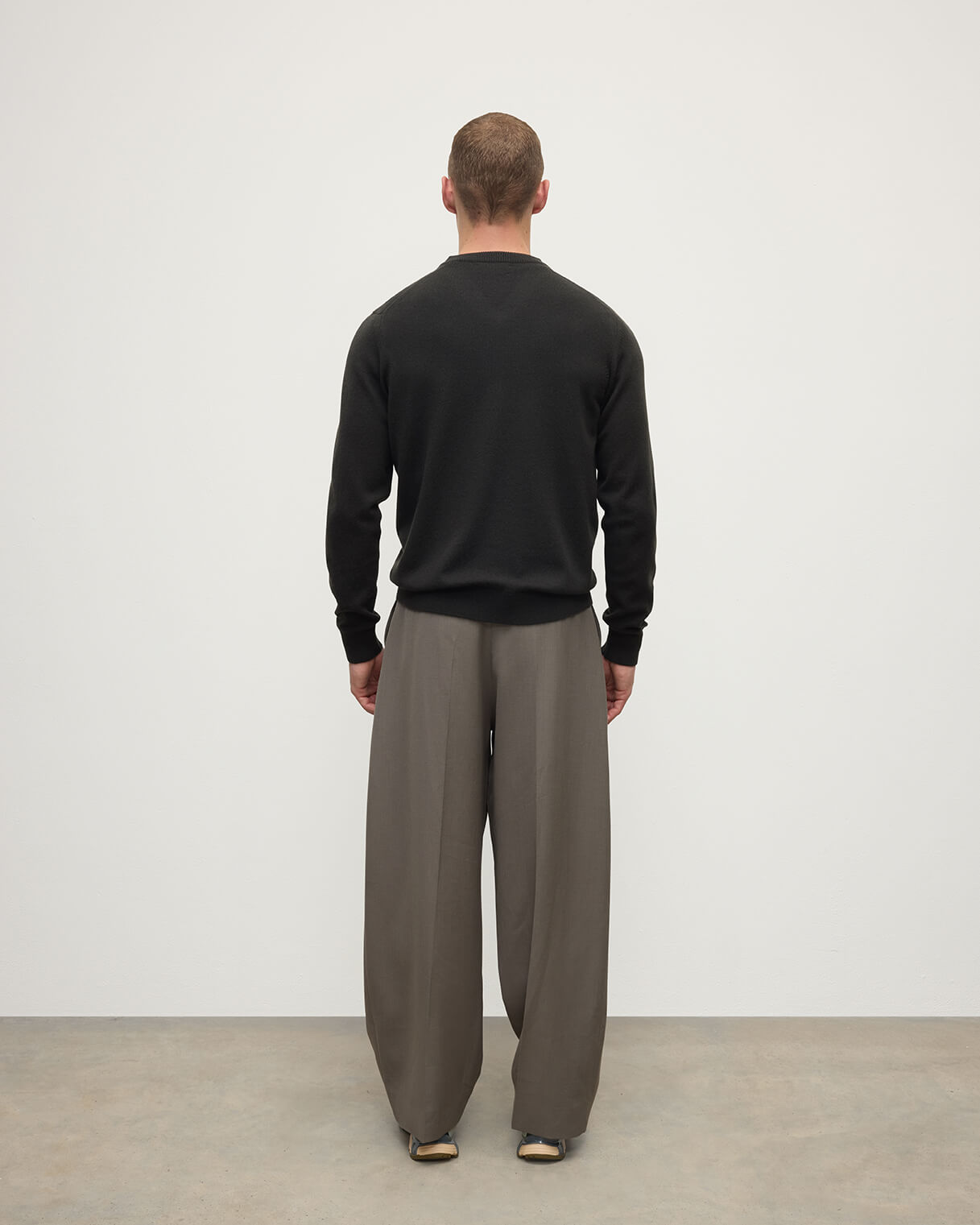 Johnstons of Elgin AW25 Men's Knitwear Icon Classic Cashmere Dark Grey V Neck KAP05594SC7330