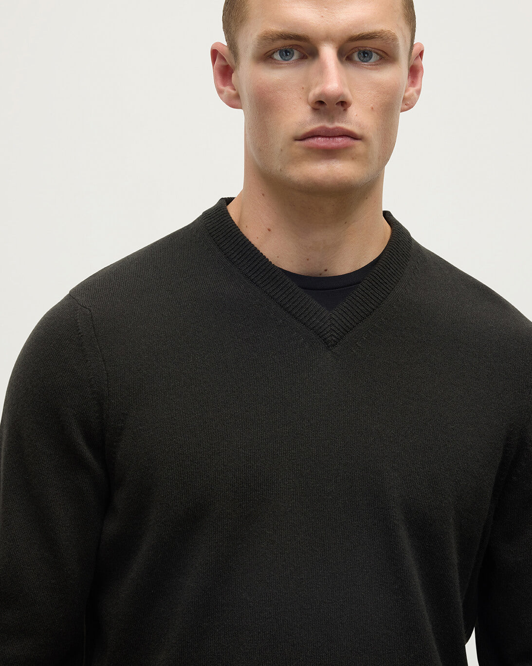 Johnstons of Elgin AW25 Men's Knitwear Icon Classic Cashmere Dark Grey V Neck KAP05594SC7330