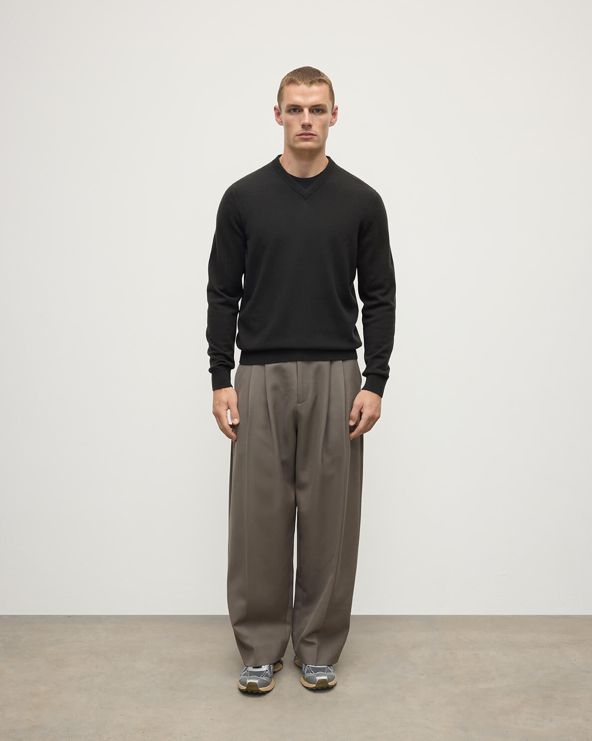 Johnstons of Elgin AW25 Men's Knitwear Icon Classic Cashmere Dark Grey V Neck KAP05594SC7330