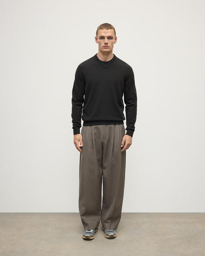 Johnstons of Elgin AW25 Men's Knitwear Icon Classic Cashmere Dark Grey V Neck KAP05594SC7330