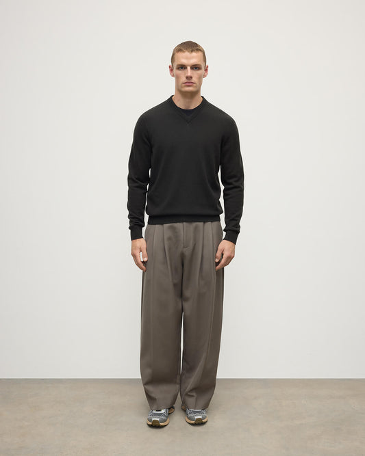 Johnstons of Elgin AW25 Men's Knitwear Icon Classic Cashmere Dark Grey V Neck KAP05594SC7330