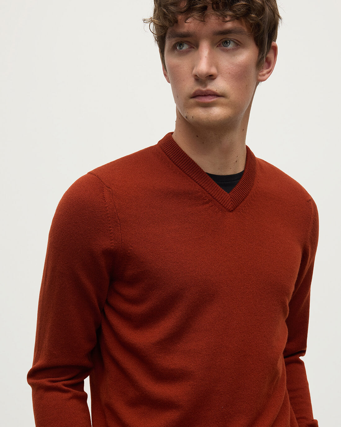 Johnstons of Elgin AW25 Men's Knitwear Oxblood Classic Cashmere Red V Neck KAP05594SG4463
