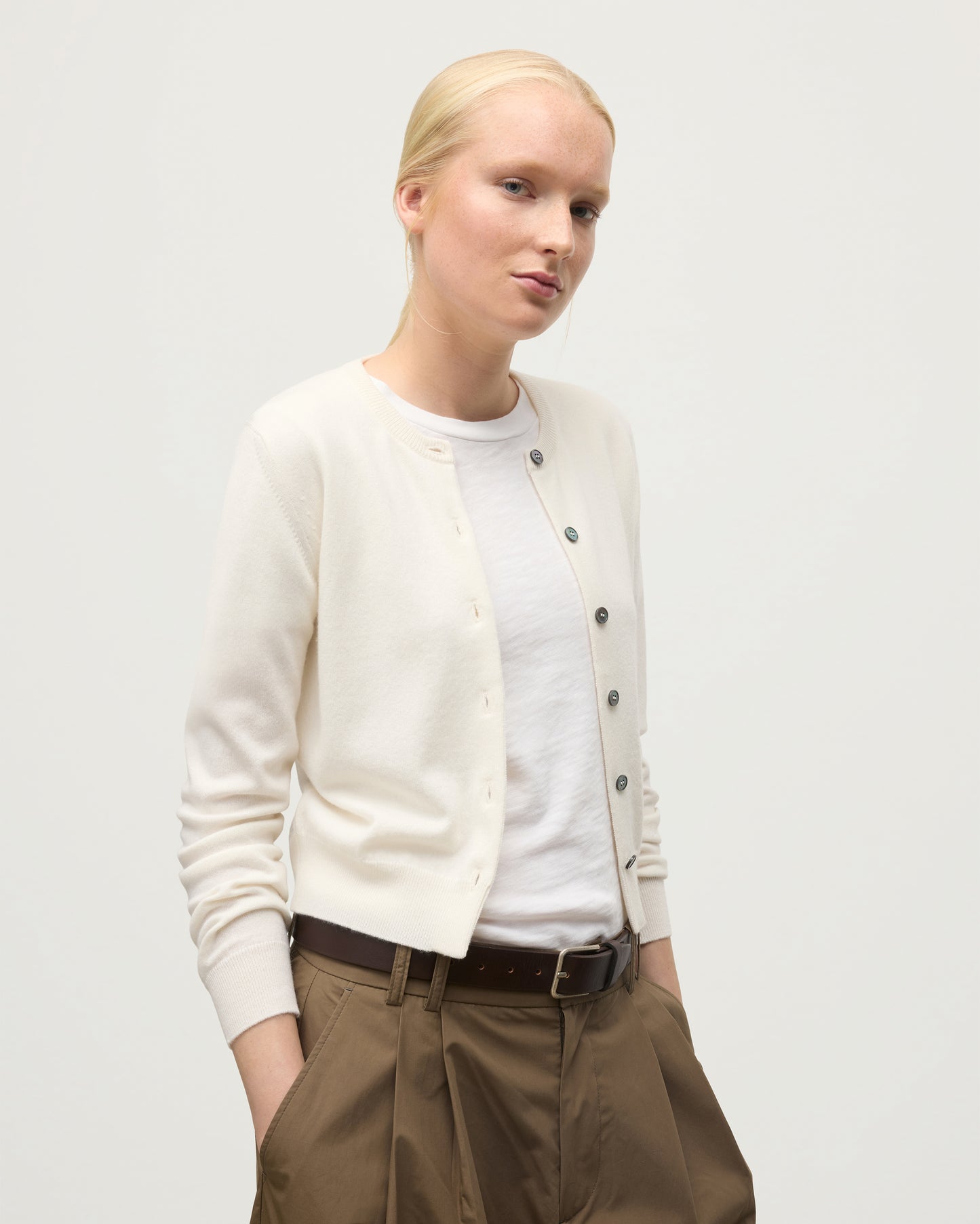 MODEL WEARING WOMENS IRIS CLASSIC CREW CARDIGAN WHITE 100% CASHMERE KAP05704SA0606