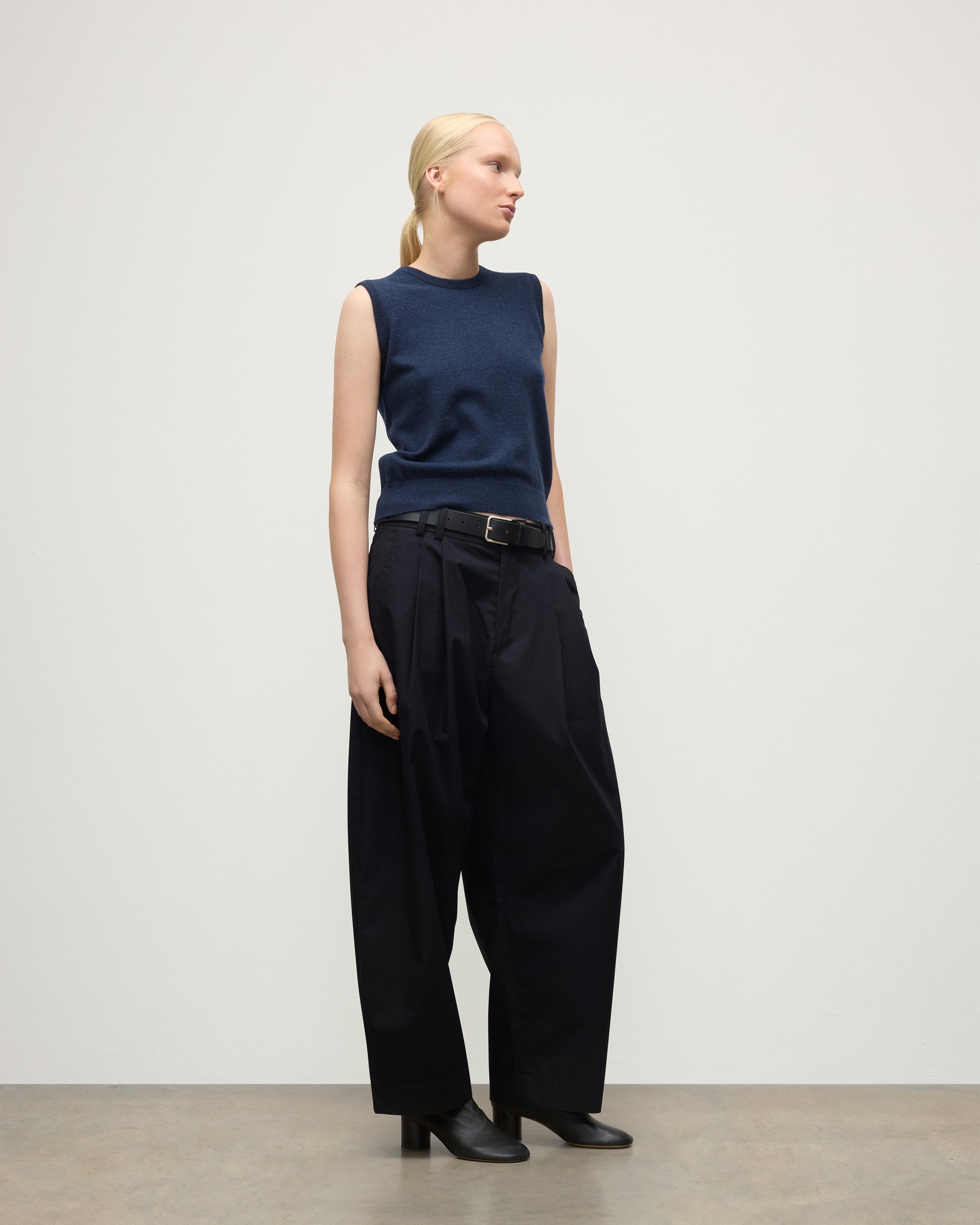 MODEL WEARS JOHNSTONS OF ELGIN WOMENS IRIS CLASSIC SLEEVELESS CREW NAVY 100% CASHMERE KAP05705HD7350