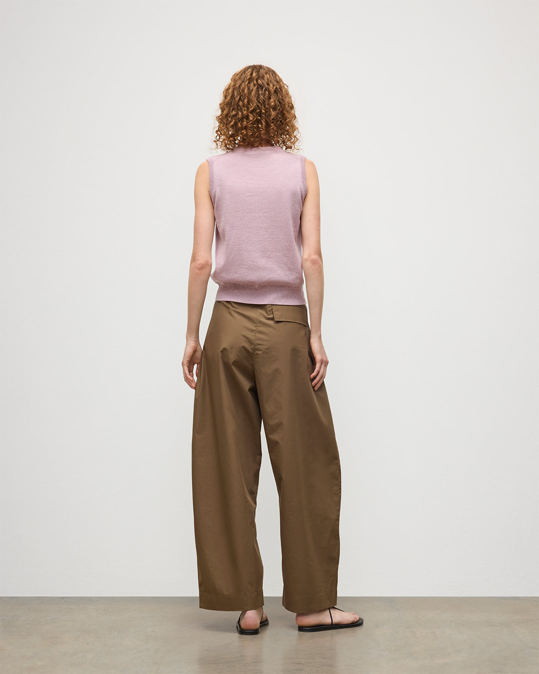 JOHNSTONS OF ELGIN WOMENS IRIS CLASSIC SLEEVELESS CREW PINK 100% CASHMERE KAP05705HE0071