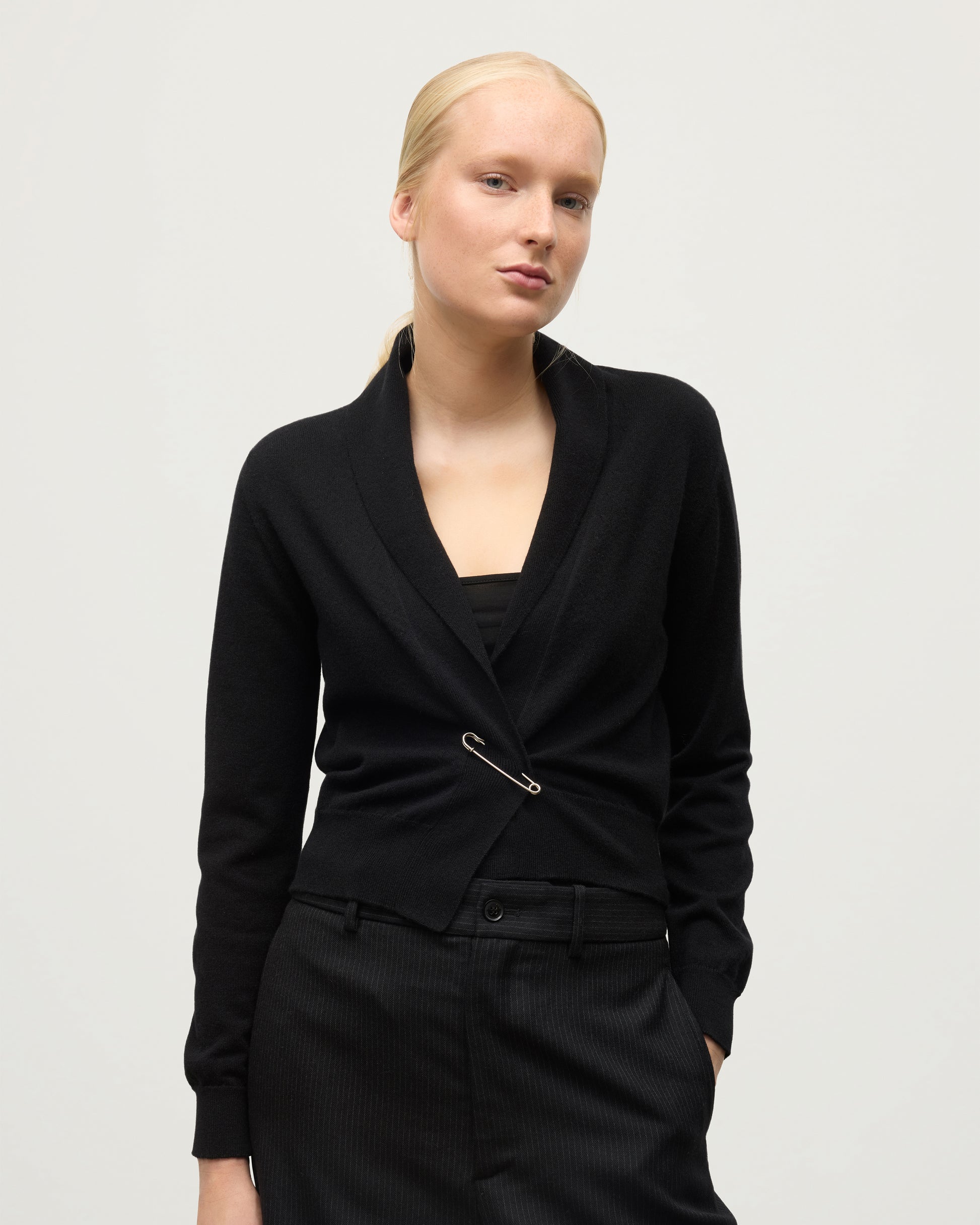 MODEL WEARS JOHNSTONS OF ELGIN WOMENS CRATHIE SHAWL CARDIGAN BLACK 100% CASHMERE KAP05707SA7210