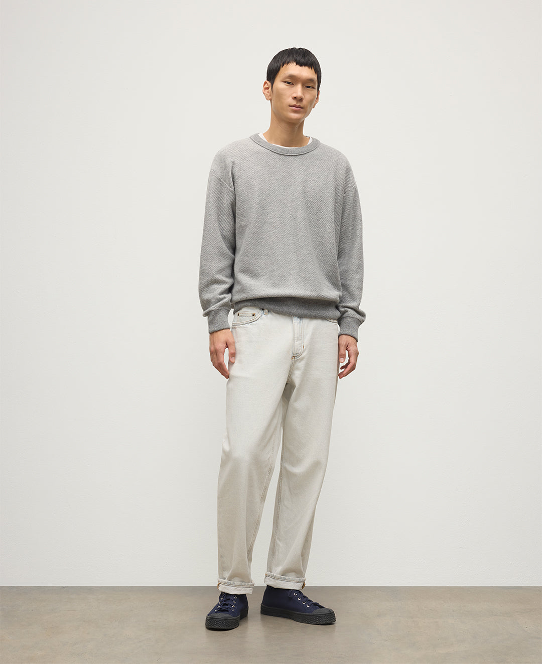 JOHNSTONS OF ELGIN MENS LIDDELL SWEATSHIRT 100% CASHMERE FROM JOHNSTONS OF ELGIN WITH WHITE JEANS KAP05725Q25942