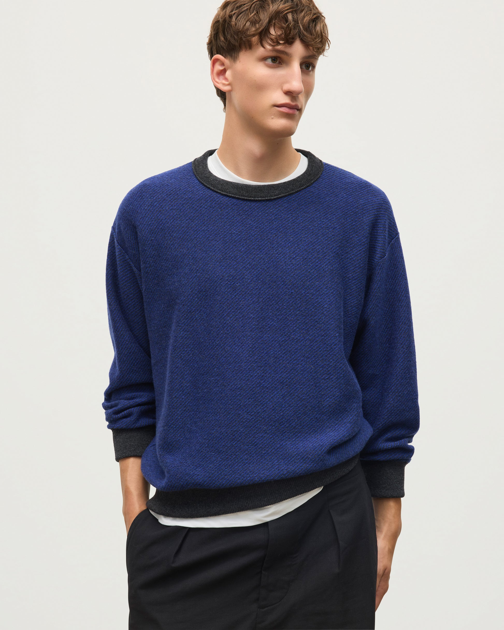 JOHNSTONS OF ELGIN LIDDELL SWEATSHIRT CASHMERE REVERSE TWILL STITCH SWEATSHIRT - 2 PLY GREY & BLUE 100% CASHMERE KAP05725Q26375