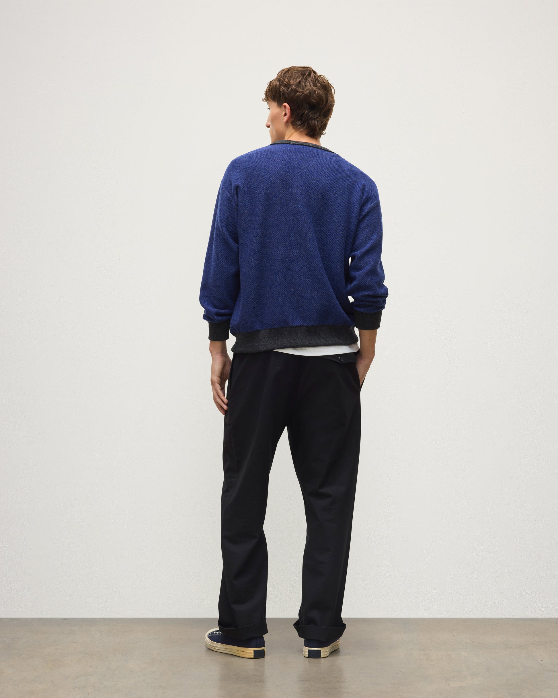 JOHNSTONS OF ELGIN LIDDELL SWEATSHIRT CASHMERE REVERSE TWILL STITCH SWEATSHIRT - 2 PLY GREY & BLUE 100% CASHMERE KAP05725Q26375