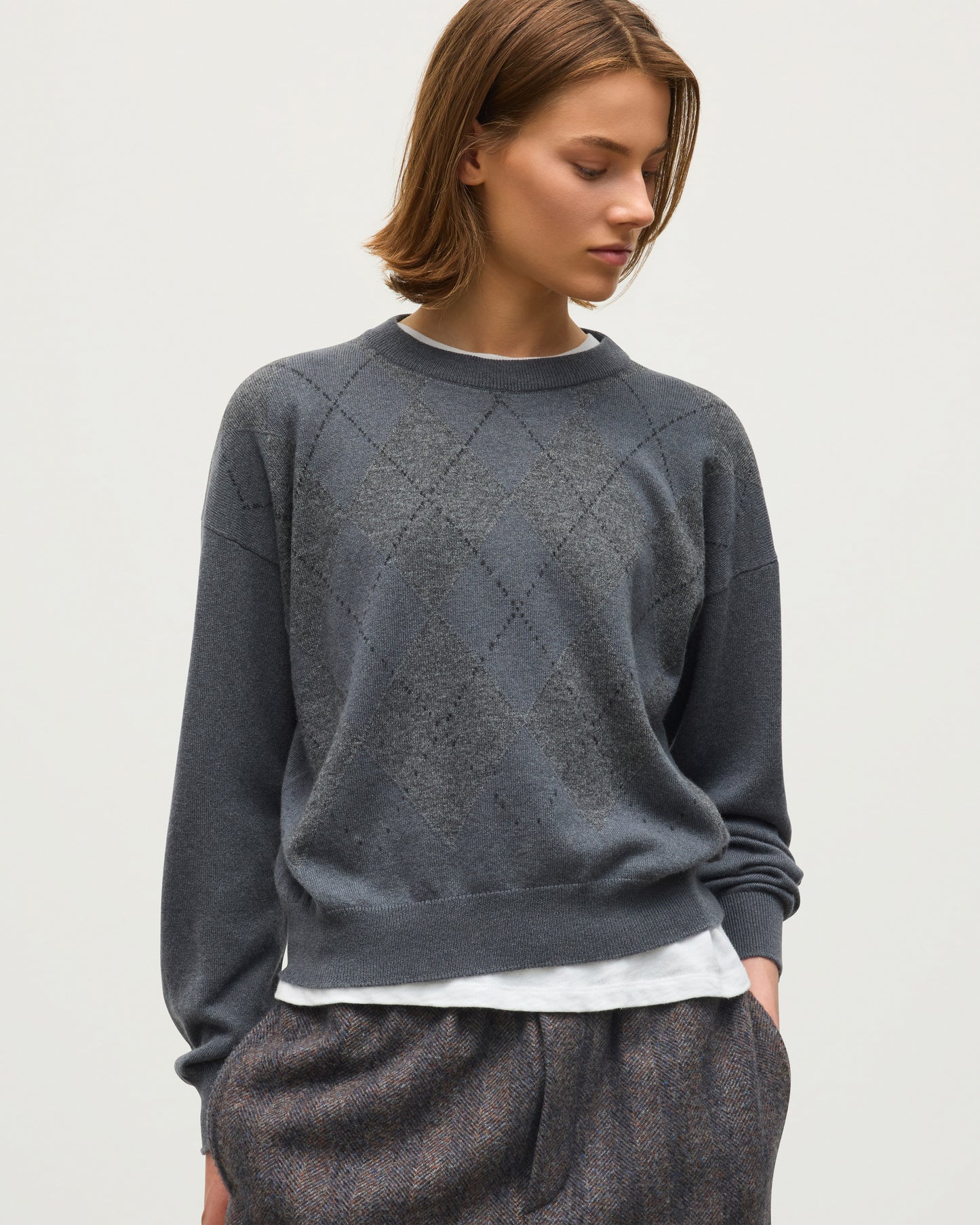 JOHNSTONS OF ELGIN CLAN SLOUCH SWEATER CASHMERE ARGYLE INTARSIA ROUND NECK SLOUCH SWEATER - 2 PLY GREY 100% CASHMERE KAP05732JU1655