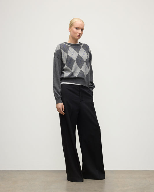 MODEL WEAR JOHNSTONS OF ELGIN WOMENS CLAN SLOUCH CREW GREY 100% CASHMERE, OVER A WHITE TEE  WITH BLACK TROUSERS KAP05732JU1607