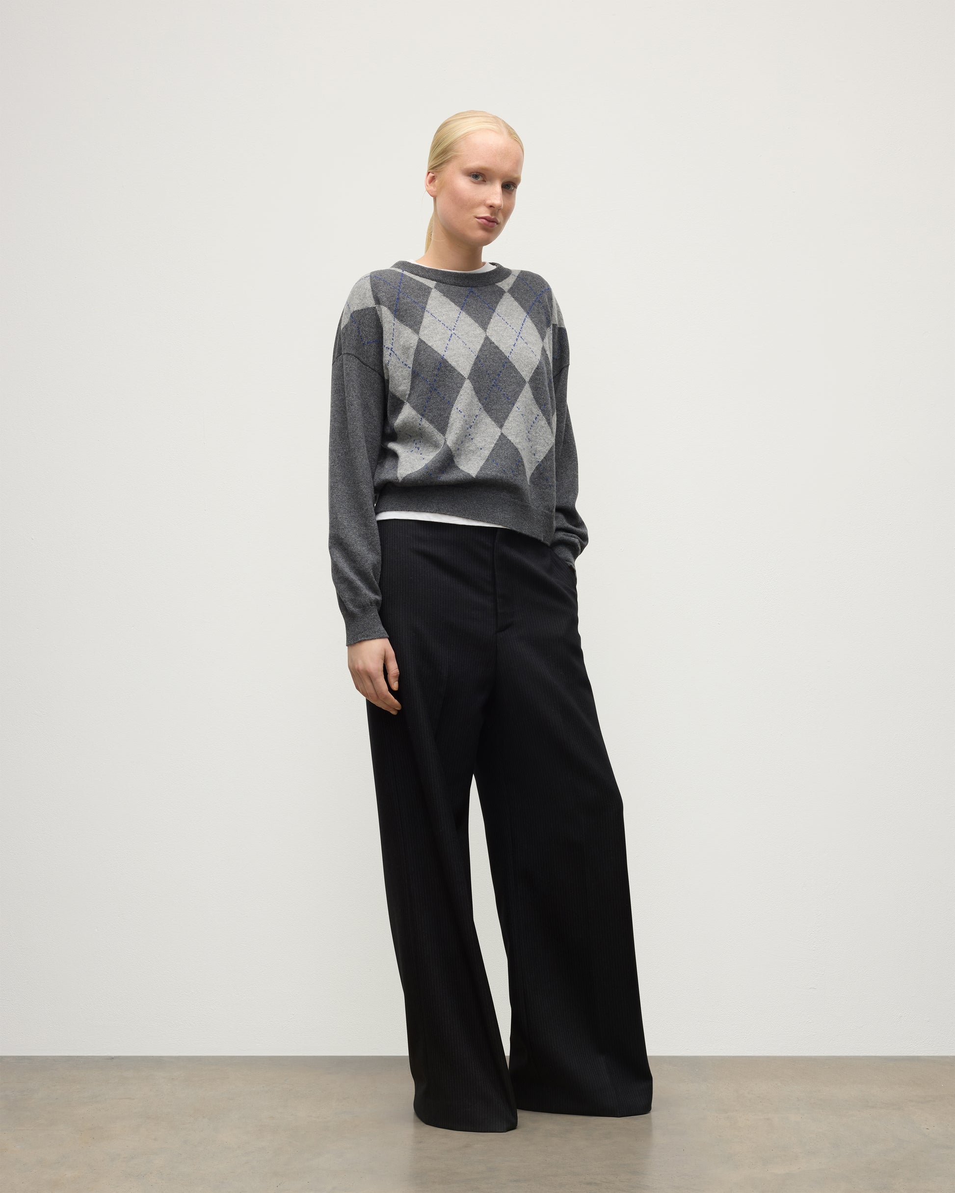 MODEL WEAR JOHNSTONS OF ELGIN WOMENS CLAN SLOUCH CREW GREY 100% CASHMERE, OVER A WHITE TEE  WITH BLACK TROUSERS KAP05732JU1607