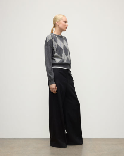 MODEL WEAR JOHNSTONS OF ELGIN WOMENS CLAN SLOUCH CREW GREY 100% CASHMERE, OVER A WHITE TEE  WITH BLACK TROUSERS KAP05732JU1607