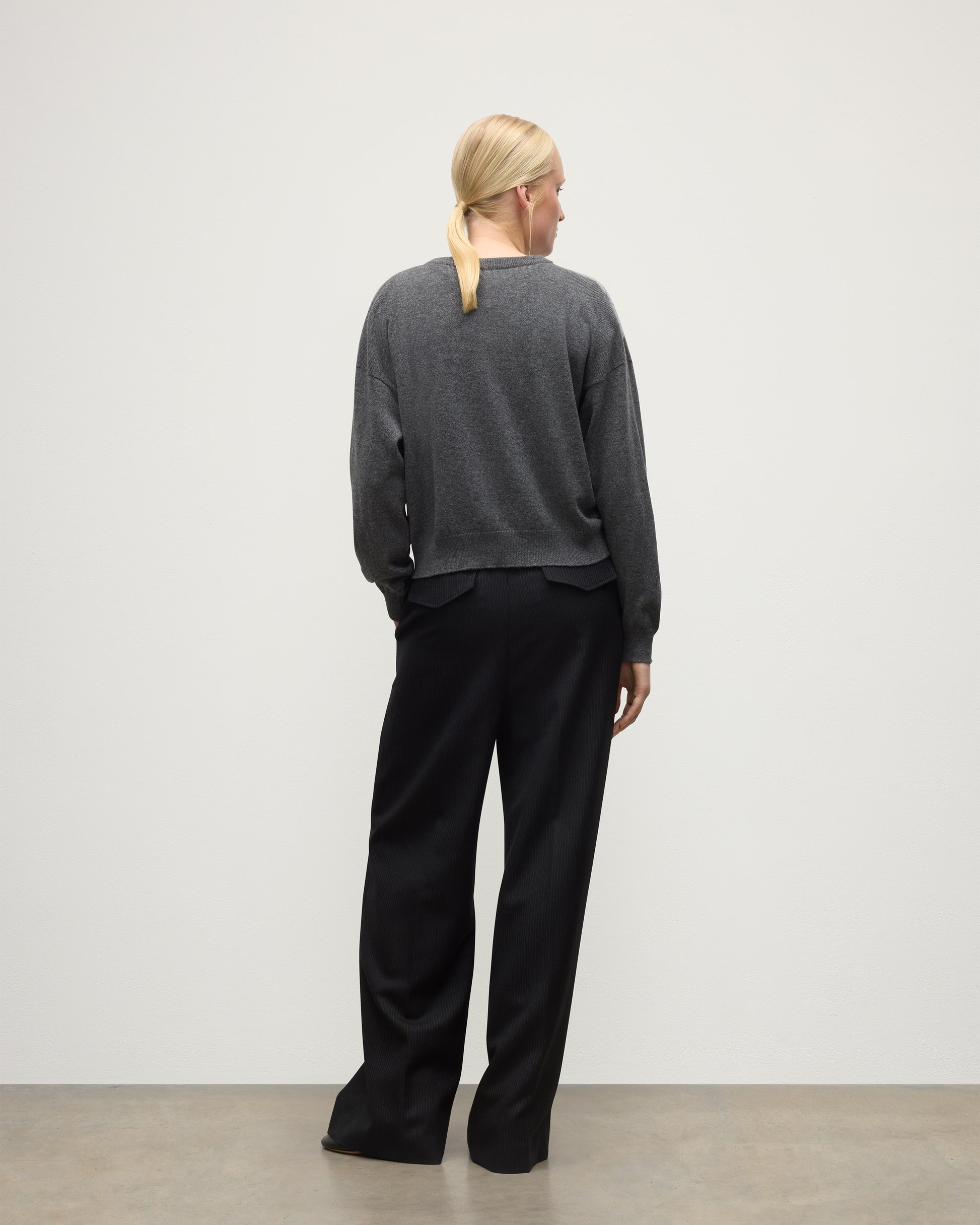 MODEL WEAR JOHNSTONS OF ELGIN WOMENS CLAN SLOUCH CREW GREY 100% CASHMERE, OVER A WHITE TEE  WITH BLACK TROUSERS KAP05732JU1607