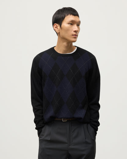 MODEL WEARING JOHNSTONS OF ELGIN MENS BLACK ARGYLL CREW SWEATER 100% CASHMERE KAP05747JU1599