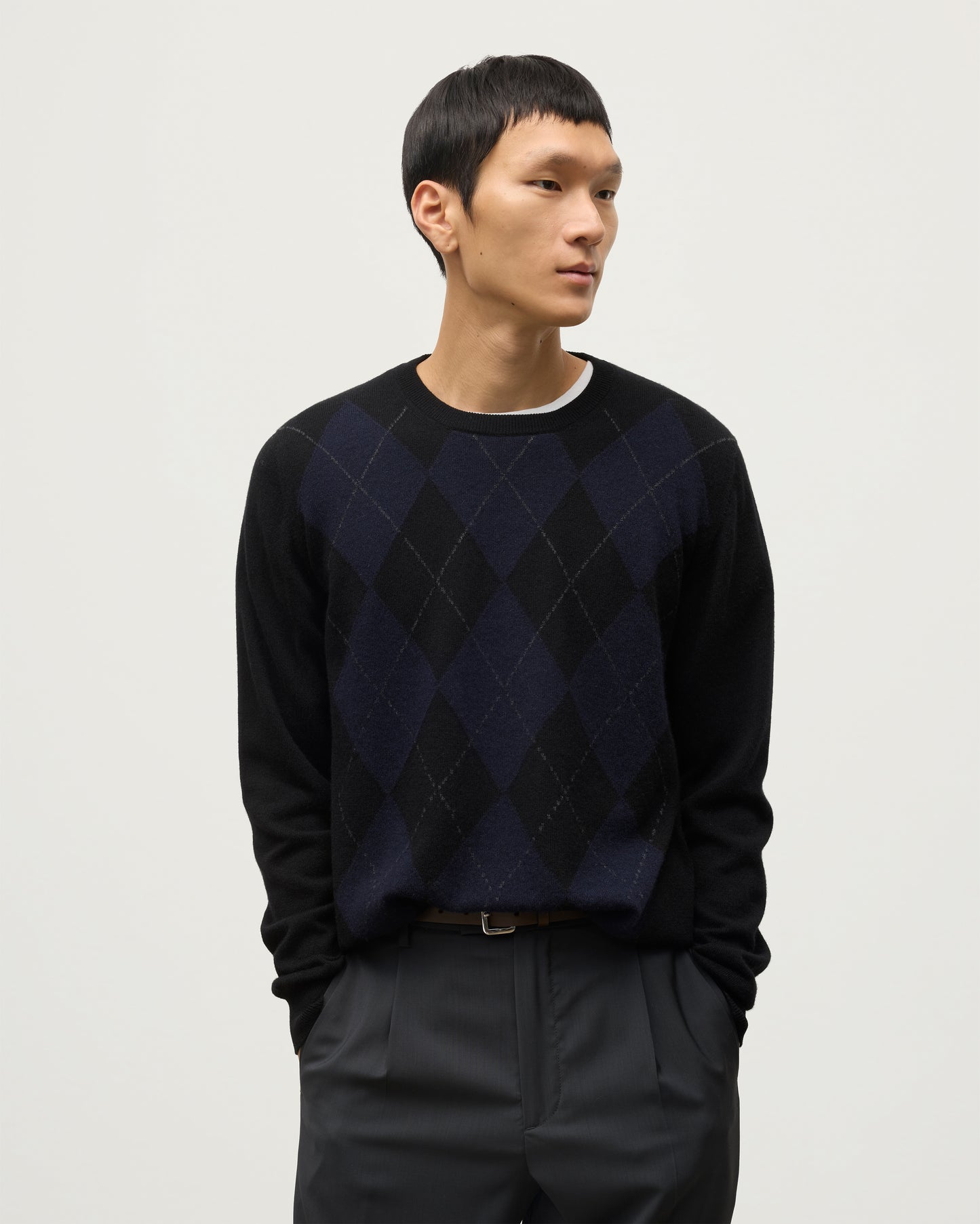 MODEL WEARING JOHNSTONS OF ELGIN MENS BLACK ARGYLL CREW SWEATER 100% CASHMERE KAP05747JU1599