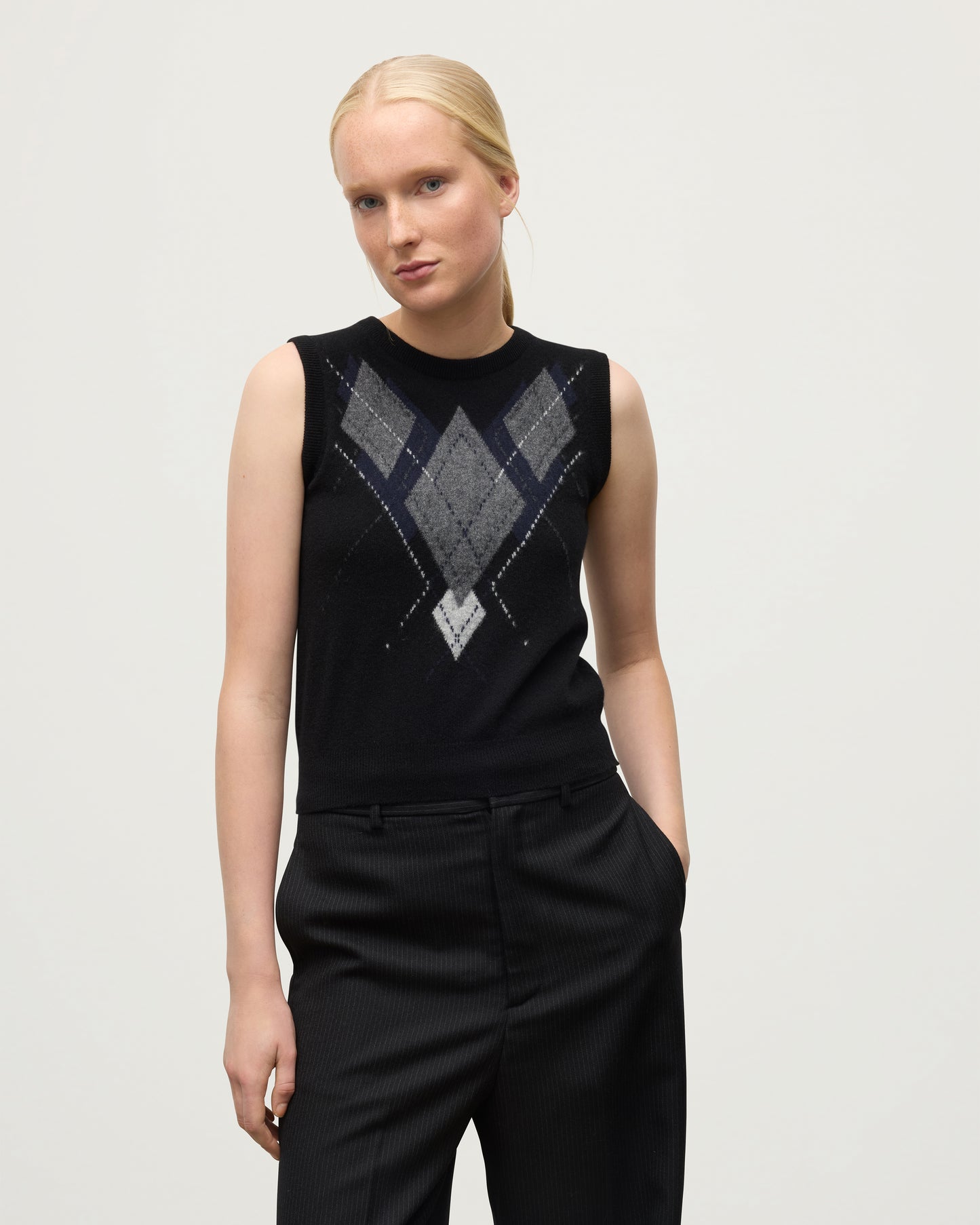 MODEL WEARING JOHNSTONS OF ELGIN WOMENS ARGYLL LE JABOTS SLEEVELESS CREW BLACK 100% CASHMERE KAP05766JU1609