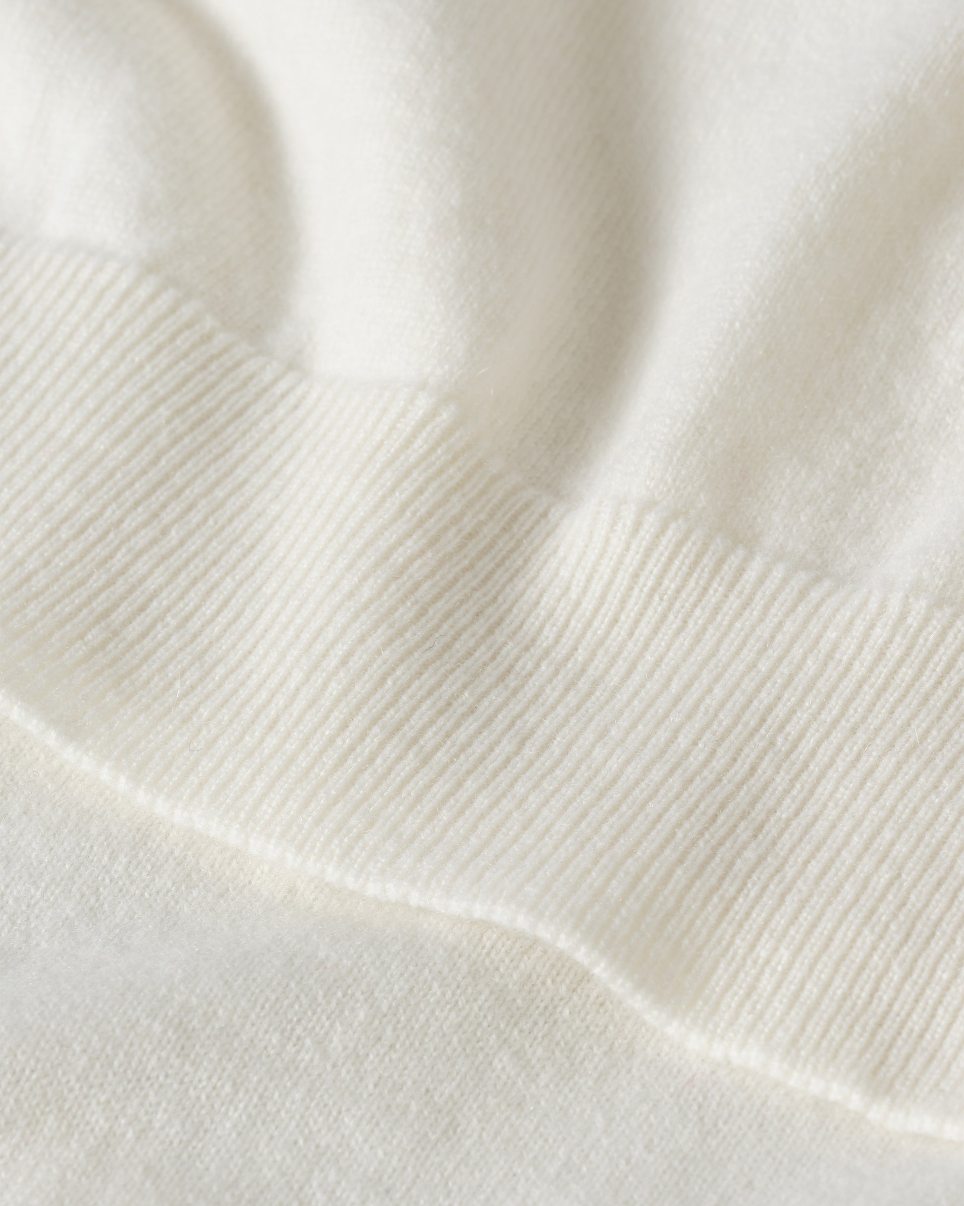 JOHNSTONS OF ELGIN WOMENS LUNAN CLASSIC CREW SWEATER WHITE KAP05784SA0606