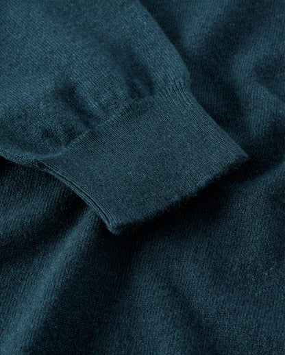 JOHNSTONS OF ELGIN WOMENS LUNAN CLASSIC CREW SWEATER GREEN 100% CASHMERE WITH FIR DONEGAL CASHMERE BEANIE HAT KAP05784SC7341